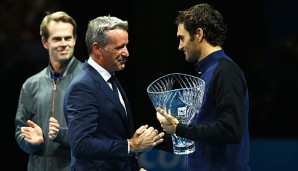 Chris Kermode (l.) gratuliert Roger Federer, einem der Zugpferde seiner Tour