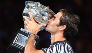 Roger Federer mit dem Australian-Open-Pokal