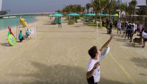 Roger Federer serviert am Beach von Dubai