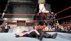 Episode 602, 6. Dezember 2004: Frauen spielen bei der WWE natürlich immer eine große Rolle. Lita and Trish Stratus geben sich hier Saures.