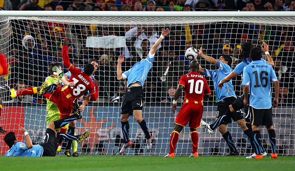 Es war wohl die Szene der WM 2010: Uruguays Luis Suarez verhindert in der letzten Minute der Verlängerung per Hand den sicheren Einschlag, Ghanas Asamoah Gyan knallt den fälligen Elfmeter an die Latte. Im Elfmeterschießen scheiden die Black Stars aus.