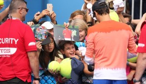 Fanliebling Roger Federer hat beim Hopman Cup viele Autogramme zu schreiben