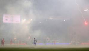 Chaoten aus dem Hertha-Fanblock vernebelten zwischenzeitlich das komplette Stadion.