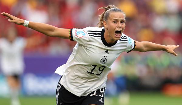 Klara Bühl nutzt den Fehler der Keeperin und bringt Deutschland früh in Führung.