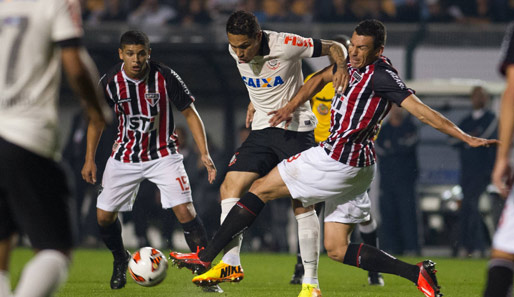 Im Pokalfinale durfte Lucio (r.) gegen Paolo Guerreros Corinthians noch ran, im Liga-Derby nicht mehr