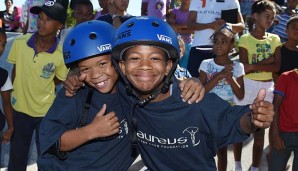 Fröhliche Jungs beim Laureus-Skateboard-Projekt Indigo Youth Movement in Kapstadt