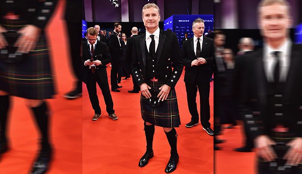 David Coulthard braucht für einen großen Auftritt nicht viel. Es reicht die traditionelle Kleidung seines Heimatlandes, um die Fotografen auf sich aufmerksam zu machen