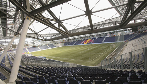 30.200 Zuschauer passen rein. Heimklub Red Bull Salzburg spielt hier auf Kunstrasen
