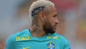 ... natürlich Neymar! Der PSG-Star präsentierte sich bei Trainingseinheiten mit der brasilianischen Nationalmannschaft mit neuer und besonders eigenwilliger Haarpracht. Der Brasilianer wechselt seine Frisuren bekanntlich wie Unterwäsche.