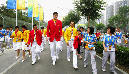 Chinas Olympioniken dürfen als erste rein. Hoffentlich sind die Betten lang genug für Yao Ming
