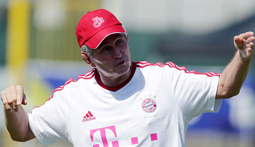 Bayerns neuer Übungsleiter Juppy Heynckes erklärt seinen Profis, wie sie zu spielen haben. Er soll den FCB wieder in die Erfolgsspur zurück führen