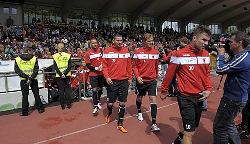 Aufsteiger FC Augsburg stieg als erster Klub in die Vorbereitung ein. In die ehrwürdige Rosenau drängten rund 2800 Fans