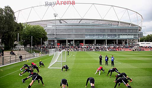 Imposante Kulisse und sogar ein paar Fans: So sieht der Trainingsauftakt in Leverkusen aus