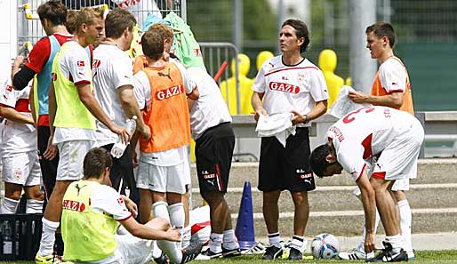 Auch der VfB Stuttgart mit Coach Bruno Labbadia startete bereits in die Saison-Vorbereitung. Er konnte dabei an lediglich zehn Profis seine Leibchen verteilen