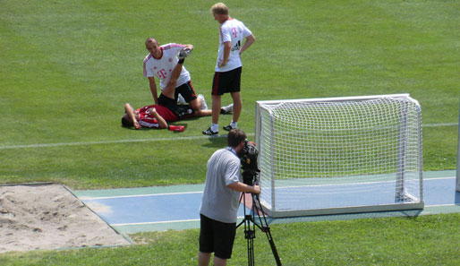 Franck Ribery gönnt sich eine kleine Pause und lässt sich am Spielfeldrand stretchen. Die Presse verfolgt jeden seiner Schritte genau