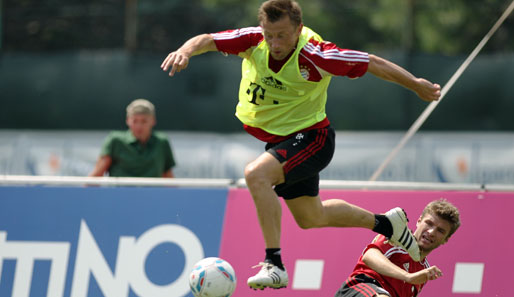 Ivica Olic zurück in alter Form? Im Trainingsspiel entgeht er einer Grätsche seines Teamkollegen Thomas Müller