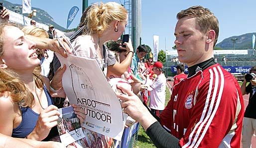Die neue Nummer eins der Bayern, Manuel Neuer, erfreut sich bei den meisten Fans großer Beliebtheit und musste fleißig Autogramme schreiben