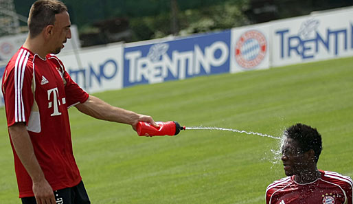 Wasser-Spiele am Gardasee: Franck Ribery ist witzig drauf. David Alaba bekommt's zu spüren