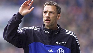 Sein Nachfolger auf der Schalker Trainerbank wurde Frank Neubarth. Der Ex-Werder-Stürmer musste allerdings schon nach neun Monaten wieder seinen Hut nehmen