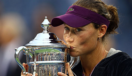 Tag 14: You got it, Sammy! Die Australierin Samantha Stosur hat die US Open gewonnen und damit ihren ersten Grand-Slam-Titel geholt. Zum Lohn gab's das Pokal-Küsschen