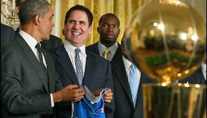 Cuban setzt das amerikanische Siegerlächeln auf - Obama denkt eigentlich nur noch an sein Trikot