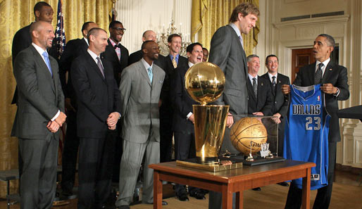 Schönes Bild: der NBA-Pott, ein signierter Basketball, Dirk und Obama. Wer ist hier eigentlich der Chef?