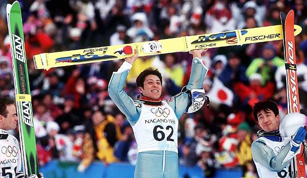 1997/1998: Kazuyoshi Funaki (Japan). Er siegte auf den ersten drei Schanzen und holte sich vor Sven Hannewald den Titel