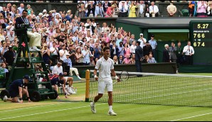 Federer half die Regenpause nicht - danach war Nole der klar bessere Mann. Sieg in vier Sätzen, dritte Wimbledon-Krone. So sieht Freude aus!