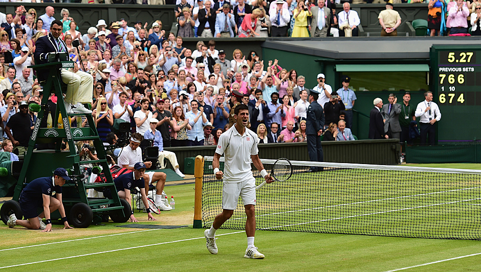 Federer half die Regenpause nicht - danach war Nole der klar bessere Mann. Sieg in vier Sätzen, dritte Wimbledon-Krone. So sieht Freude aus!