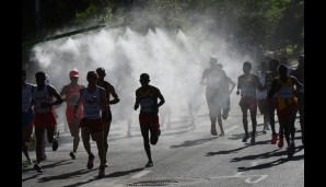 Dusche gefällig? Die Marathonläufer bekommen freundliche Unterstützung bei über 30 Grad Hitze