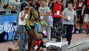 Am Ende wurde es für Usain Bolt dann doch noch schmerzhaft: Ein chinesischer Kameramann auf einem Segway räumte den Doppel-Weltmeister von hinten derbe ab. Hoffentlich blieb es bei blauen Flecken...