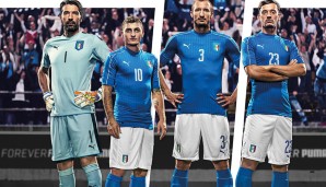 ITALIEN: Die Trikots der Squadra Azzurra scheinen durch das strahlende Blau fast zu blenden