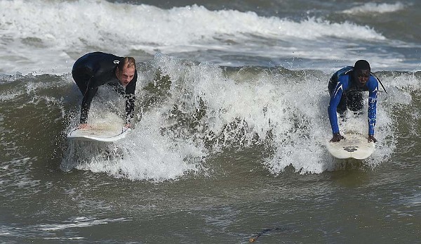 Big Wave Surfer Sebastian Steudtner (l.) trainiert mit den Besten des Wave for Change-Projekts