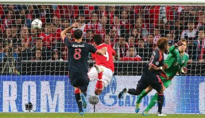Der Rückschlag für die Bayern. Raul Jimenez köpft vor Manuel Neuer zur Führung ein