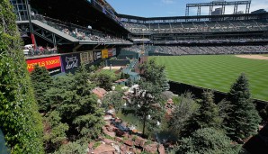 Coors Field in Denver: Ja steh ich denn im Wald? Im Center Field sind zahlreiche Bäume zu finden, man ist in der Mile High City eben naturverbunden