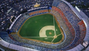 Dodger Stadium in Los Angeles: Eine der ikonischsten Spielstätten ist der Ballpark in Chavez Ravine. Hier gehen 56.000 Zuschauer rein