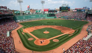 Fenway Park in Boston: 1912 eröffnet ist Fenway der älteste Ballpark der MLB. Das besondere Merkmal ist dabei die große grüne Wand samt Anzeigetafel im Left Field: das "Green Monster"