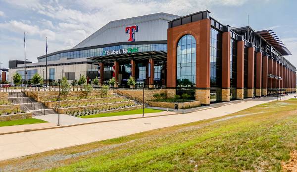 Die Texas Rangers haben zur Saison 2020 ein neues Zuhause bekommen. Globe Life Field in Arlington/Texas wurde zum jüngsten Ballpark in den Major Leagues. SPOX stellt das neue Prunkstück und die restlichen 29 Big-League-Parks vor.