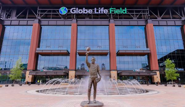 Auch das Areal rundum den neuen Ballpark ist sehenswerten mit einem Springbrunnen, Fanshops, Restaurants und natürlich Statuen. Die wohl bedeutendste Statue ist die von Rangers-Legende und Nolan Ryan, der 7 No-Hitter in der Karriere pitchte.