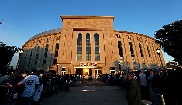 Die Außenfassade erinnert damit an das allererste Yankee Stadium aus den 20er-Jahren, ebenso das Relief innerhalb der Arena unterhalb des Dachs
