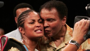 Muhammad Ali mit seiner Tochter Laila Ali. Sie trat in die Fußstapfen ihres Vaters und ist eine sehr erfolgreiche Boxerin