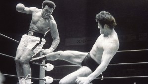 Auch für so manchen Show-Kampf war sich Ali nicht zu schade. 1976 stieg er dafür mit dem Wrestler Antonio Inoki in Japan in den Ring