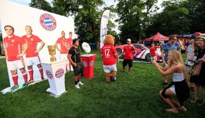 Vor der Partie gegen den AC Milan haben die US-amerikanischen Fans die Möglichkeit, sich mit der Meisterschale und dem DFB-Pokal ablichten zu lassen