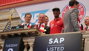 Gemeinsam mit SAP CFO Luka Mucic dürfen Karl-Heinz Rummenigge und Boateng die Opening Bell läuten, um die größte Wertpapierbörse der Welt an diesem Tag zu eröffnen