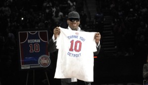 Auch die #10 von Dennis Rodman hängt unter dem Hallendach (zweifacher Champion mit den Pistons)