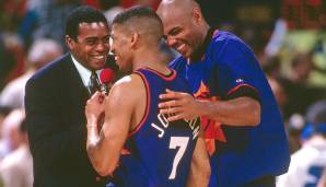 Ganz behutsam tätschelt NBA-Legende Charles Barkley seinen Suns-Kollegen Kevin Johnson. Das war nicht immer so: Einmal kugelte Sir Charles dem Mitspieler die Schulter auf, weil er ihm allzu herzlich zu einem Gamewinner gratulierte.