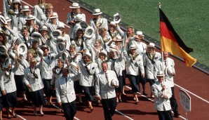 Seoul 1988, Reiner Klimke: Insgesamt sechs Gold- und zwei Bronzemedaillen errang der Reiter bis 2000 bei Olympischen Spielen. Fahnträger war er schon 1988, 28 Jahre nach seinem ersten Auftritt