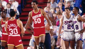 PLATZ 10: Ralph Sampson, 224 cm, u.a. Rockets und Warriors: Der Nr.1-Pick von 1983 sollte gemeinsam mit Olajuwon die NBA dominieren, der Körper versagte ihm aber den Dienst. Dennoch reichte es für die Finals '86, 4 All-Star Games und die Hall of Fame.