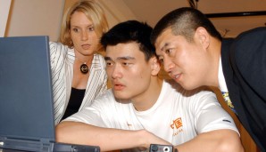 Willkommen in der NBA! 2002 wurde Yao Ming an 1. Stelle von den Rockets ausgewählt. Allerdings war er nicht in der Halle, sondern verfolgte die Action am PC über nba.com
