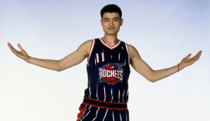 In den Staaten angekommen, wurde Yao dann logischerweise mit der richtigen Uniform ausgestattet. Hach, diese alten Rockets-Trikots…